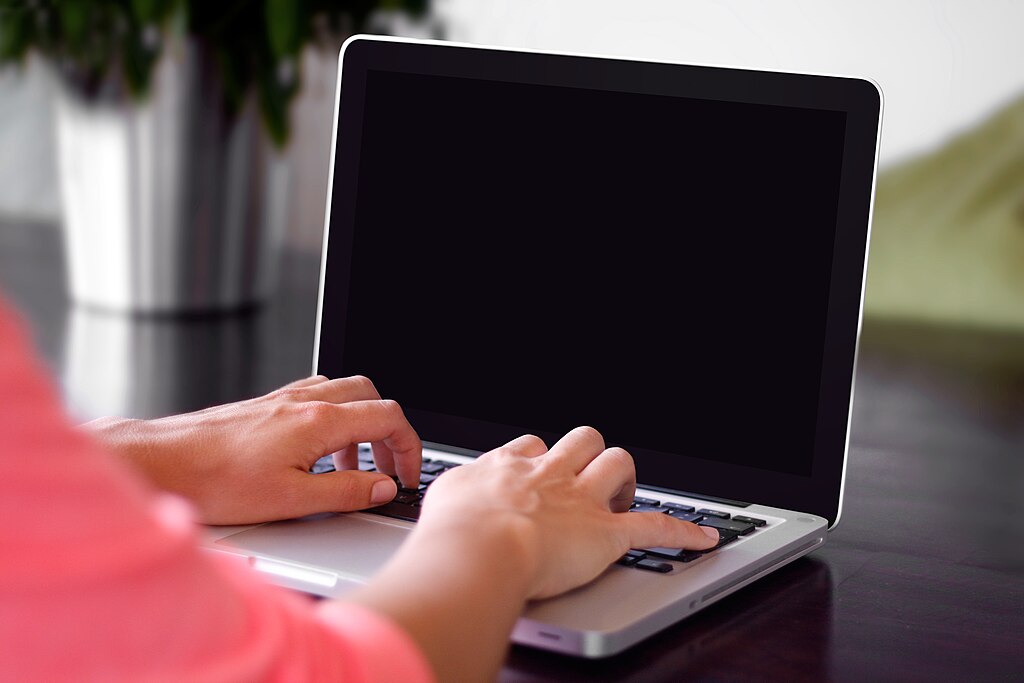 1024px-Typing_on_a_laptop_(Unsplash)